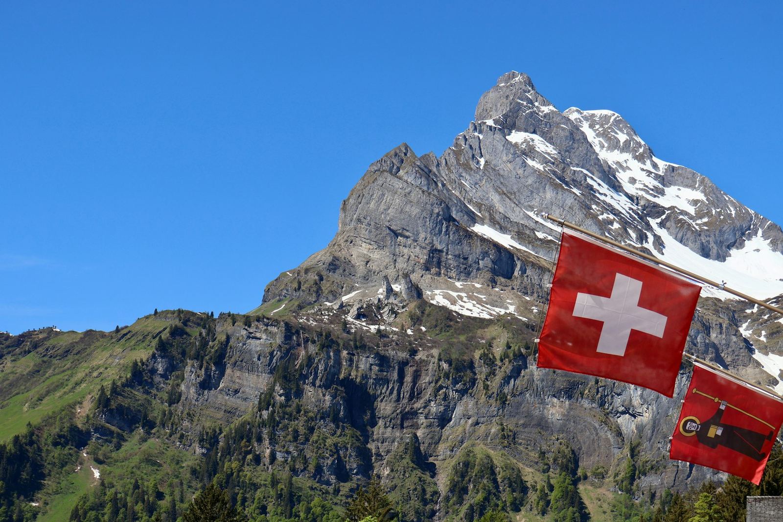 Drapeau suisse dans les Alpes